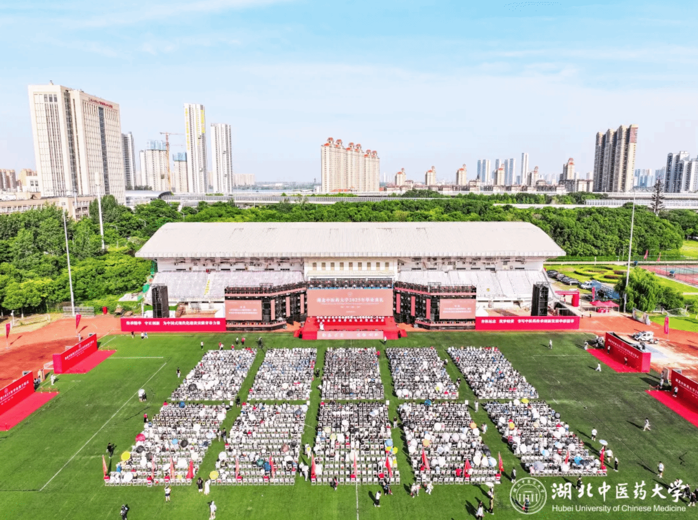 奔赴山海，追光而行！学校2025年毕业典礼暨学位...