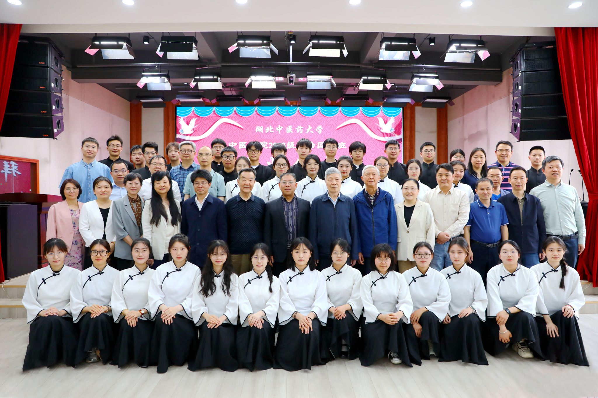 学校举行2023级时珍国医班拜师仪式