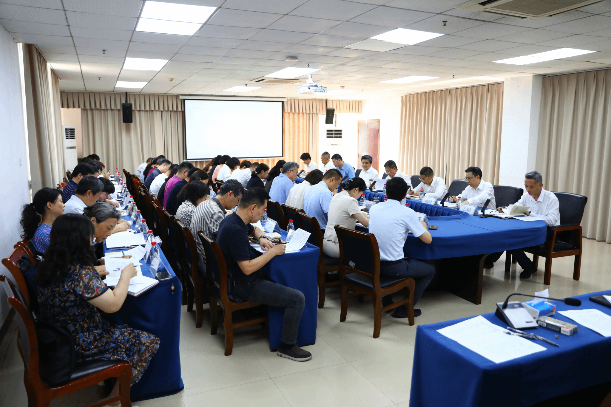 学校党委理论学习中心组（扩大）开展深入贯彻中...